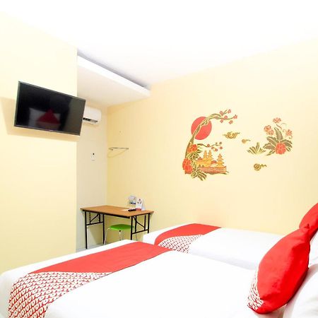 Super Oyo Capital O 217 A1 Hotel Surabaya Luaran gambar
