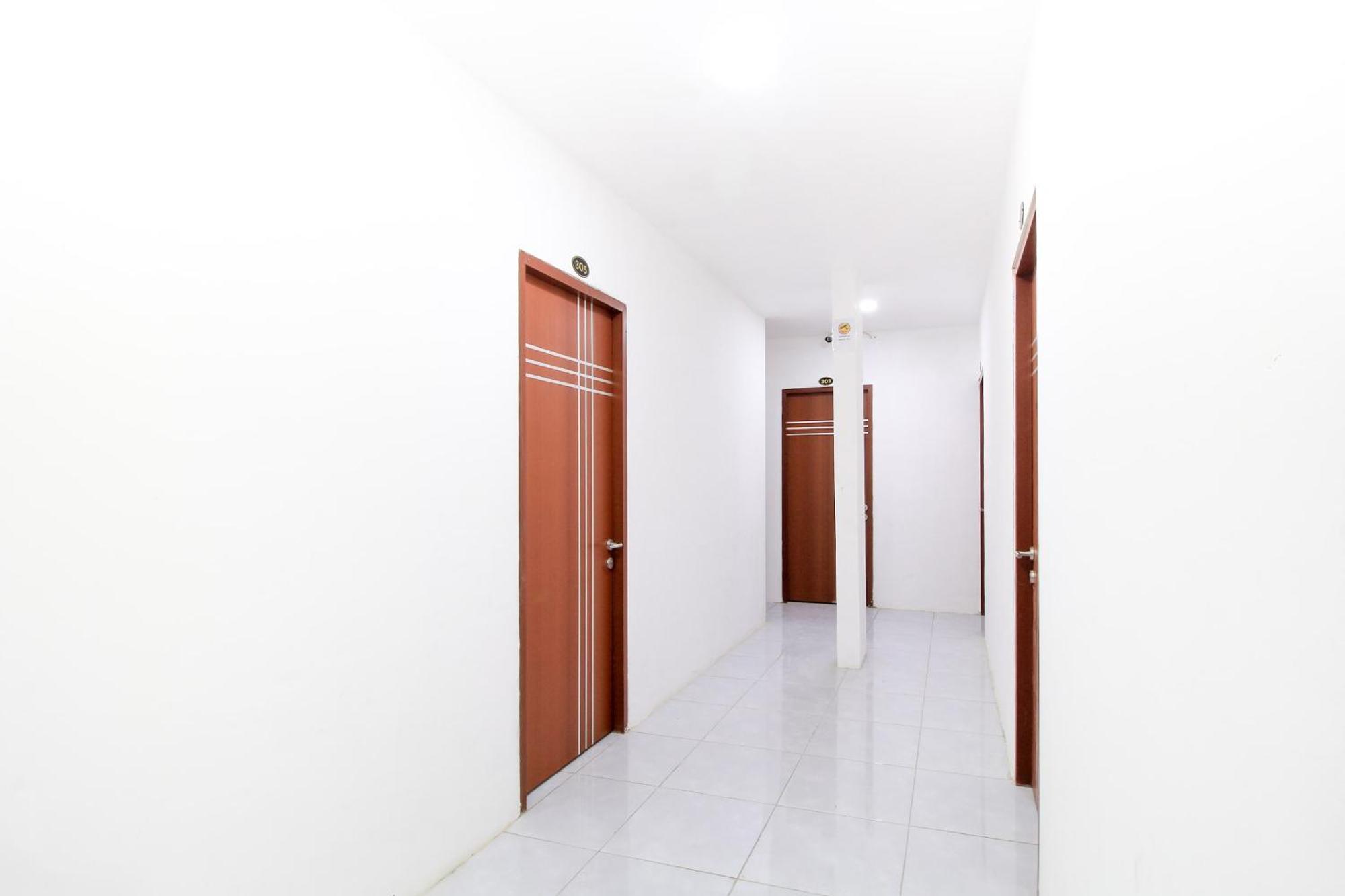 Super Oyo Capital O 217 A1 Hotel Surabaya Luaran gambar