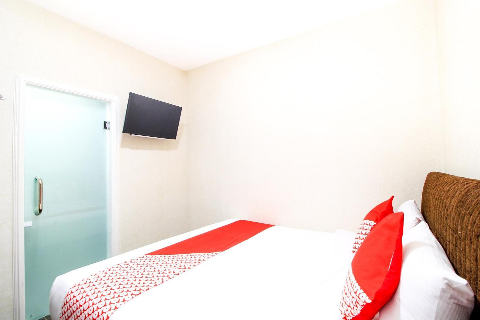 Super Oyo Capital O 217 A1 Hotel Surabaya Luaran gambar