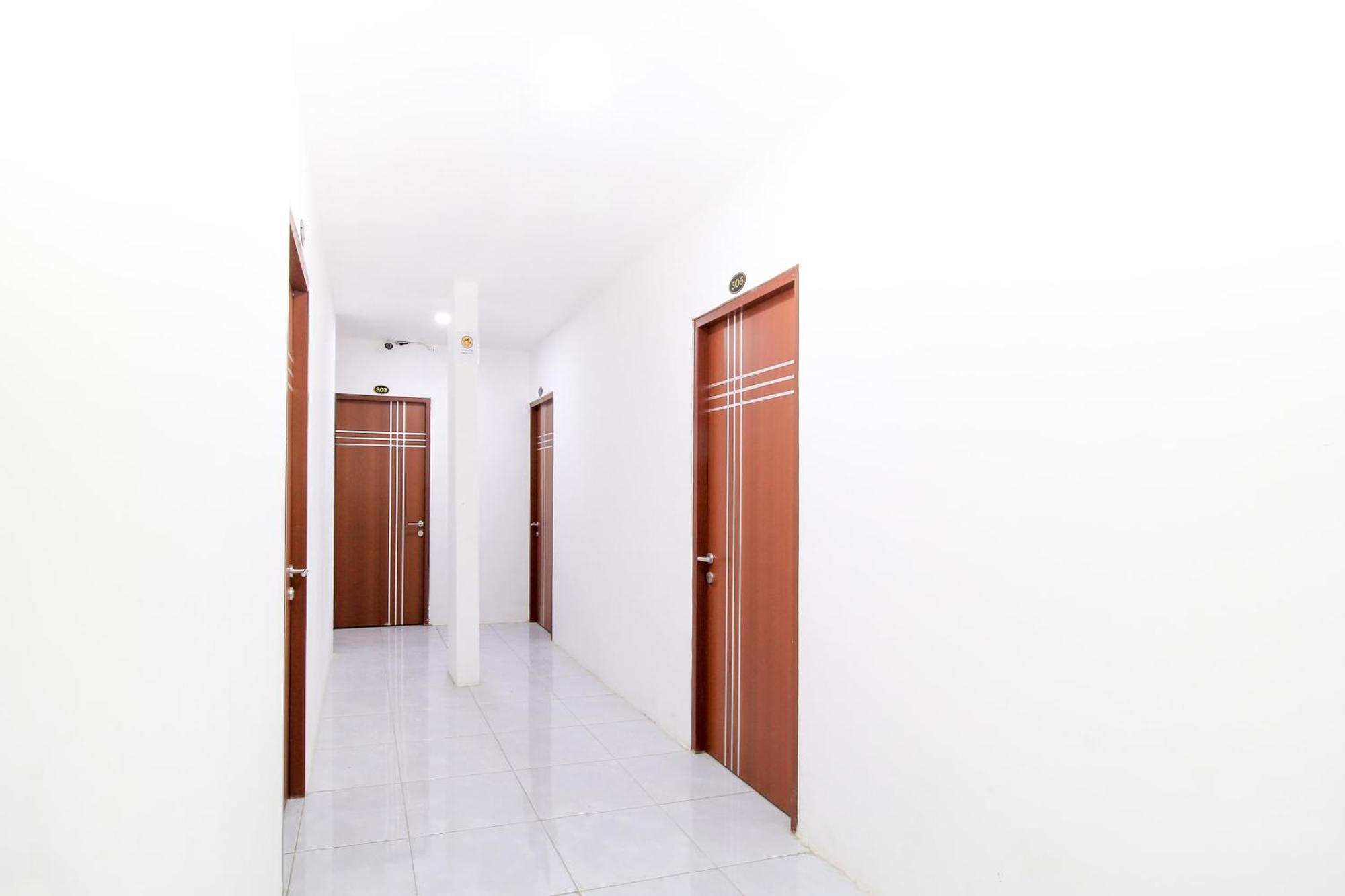 Super Oyo Capital O 217 A1 Hotel Surabaya Luaran gambar