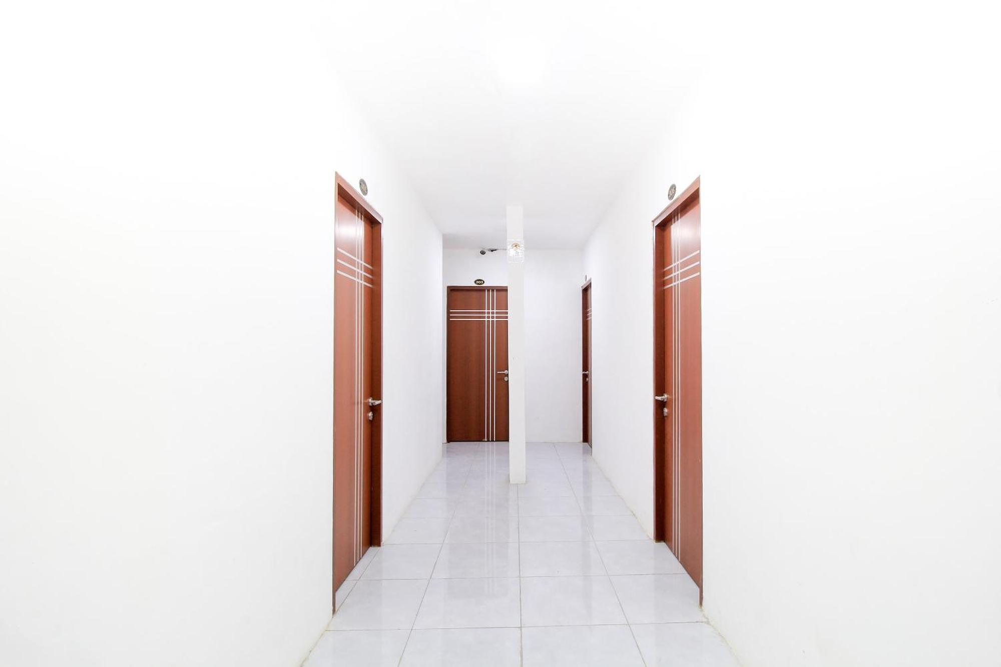 Super Oyo Capital O 217 A1 Hotel Surabaya Luaran gambar